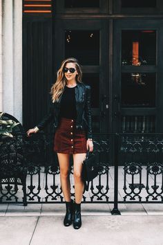 ➰There are nights when the wolves are silent and only the moon howls➰ Stil Rock, Rok Outfit, Skirt Trends, Looks Street Style, Trik Fotografi, Suede Skirt, Skirt Outfit, Casual Fall Outfits