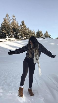 Winter Fashion Outfits Snow, Mini Uggs Outfit Winter, Cute Mountain Outfits, Winter Outfits Dress, Winter Snow Outfits, Puffer Jacket Cropped, Mini Uggs Outfit, Alaska Outfits, Uggs Outfit Winter