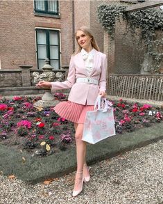 Pink Bags Outfit, Feminine Aesthetic Outfits, Modern Royalty, Arab Wedding, Casual Preppy Outfits, Parisian Chic, Pink Outfits, Professional Outfits