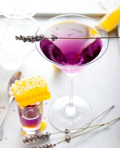 Honey Lemon Cocktail, Flower Cocktails, Lavender Cocktails, Elderflower Martini, Elderflower Recipes, Lavender Martini, Elderflower Cocktail, Lavender Cocktail, Lemon Cocktail