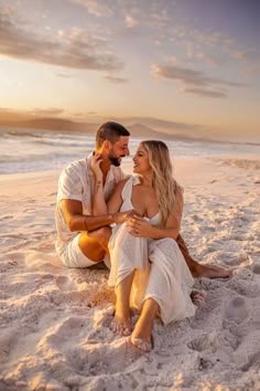 Eles deixaram o outro lado da camera para serem modelos por um dia...Nas vésperas do casamentodepois de dois adiamentosmais um ensaio para registrar essa fase tão deliciosa quea fase prcasamento...Um nascer do sol incrível e uma praia snossanão poderia ter ficado menos incrível né Couple Beach Pictures, Wedding Fotos