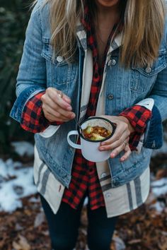 Camping Outfits Winter, Outfit With Flannel, Fall Camping Outfits, Climbing Outfits, Outdoorsy Style, Fall Camping, Camping Checklist, Camping Outfits, Hiking Gear