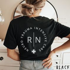 This Neuro Trauma Intensive Care / Neuro ICU Nurse Shirt is great for work and makes a perfect gift for the Neuro nurse in your life! So soft - the awesome Neuro ICU nurse in your life is sure to love it! **FRONT & BACK PRINT**  **UNISEX SIZING**  Click here to return to our shop's home page ⇒  https://www.etsy.com/shop/SketchyCatDesigns ♥ W E L C O M E  T O  S K E T C H Y  C A T  D E S I G N S ! ♥ All of our products are printed with eco-friendly water-based inks, giving them the softest feel. Male Nurse Gifts, Er Nurse Shirt, Nurse Games, Doctor Things, Dr Office, Nurse Gear, Minimalist Mom, Medical Scrubs Outfit, Nurse Study