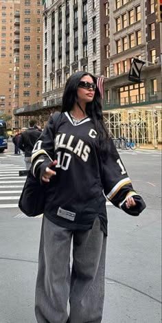 Tomboy Celebrity Style, Baddie Outfits Autumn, La Inspired Outfits, Streetwear Chic Women, Fall 2023 Outfits Streetwear, Baggy Baddie Outfits, Fall Streetwear Outfits 2023, Y2k Streetwear Winter Outfits, Fall Streetwear 2023