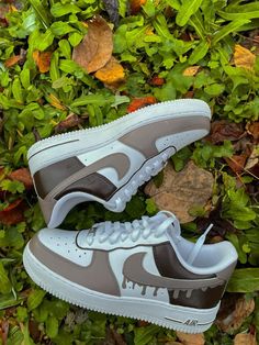 Dare to stand out in a crowd with these exclusive Brown Drip Custom Air Force 1. With its unique drip design and bold colors, these shoes will make you unstoppable. Show your unique style and take a risk! 💪 💦 🔥 100% genuine, Brand New.👟 Custom sneakers.💫 Every pair is hand-made to order.✨ Best quality waterproof and scratch-proof paints used.✨ 1000+ satisfied customers across various platforms. 🌎Free worldwide shipping,shipping within 5-12 working days🎁 Treat the shoes as art as they are Cool Air Force 1 Designs, Custom Painted Air Force 1 Ideas, Painted Nikes, Take A Risk, Drip Design, Preppy Shoes, Pretty Shoes Sneakers, All Nike Shoes, Shoe Wishlist