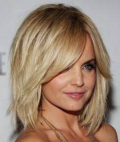 Love this short hair style. Bob Lung, Long Bobs, Medium Layered Haircuts, Medium Layered Hair, Modern Haircuts, Long Bob Hairstyles, Short Hairstyle, Haircut For Thick Hair, Medium Hair Cuts