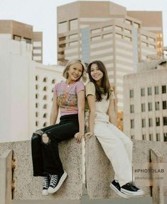 Two People Poses Best Friends, Urban Photo Shoot Outfits, Best Friend Photoshoot Downtown, Duo Shoot Ideas, Downtown Photoshoot Friends, Best Friend Senior Pictures Poses, Best Friend Professional Photoshoot, Duo Senior Pictures, Senior Pictures Best Friends