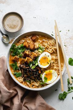 Topped with the crispiest oven-baked tofu, sautéed mushrooms, soft boiled eggs, cilantro, and chopped scallions, this tahini miso ramen will become your new go-to for better-than-takeout weeknight meals. Spicy Miso Ramen Recipe, Plats Healthy, Ramen Recipe, Homemade Ramen, Ramen Recipes, Crispy Tofu, Broth Recipes, Aioli, Tahini