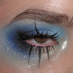 Eyeliner Designs, Cool Makeup Looks, Creative Eye Makeup, Blue Makeup, Editorial Makeup, Pretty Makeup, Creative Makeup