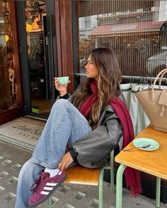 Hygge Autumn, Samba White, Samba Outfits, Fall Instagram, Burgundy Sneakers, Jean Beige, Platform Tennis, Adidas Og, Adidas Samba Outfit