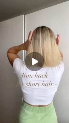 Bun Hack For Short Hair, Bun Hack, Choppy Bob Haircuts, Shoulder Length Hair Cuts, Amazing Hair, Hair Videos Tutorials, Crazy Hair Days, Hair Tutorials, Trendy Short Hair Styles