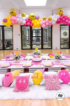 Preppy Pink Happy Face theme Hot Pink Smiley Face Birthday Cake, Yellow And Pink Themed Party, Original Birthday Party Ideas, 11 Yr Birthday Party Ideas, Pink Smiley Party, Smiley Birthday Theme Party Ideas, Preppy Party Food