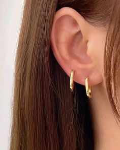 The Amy paper clip Huggies give a subtle statement to your ear stack. Wear solo for an understated look, or pair up with crystal studs or a statement ear cuff for a double impact. Minimal, modern and versatile. 18k gold plated sterling silver The gold paper clip earrings measure approximately 1 cm in width and 1.5 cm in length Tubing is approximately 3mm Hypoallergenic with silver pins water resistant, hypoallergenic & nickel free packaged in ILLÁRI drawer jewelry box Paper Clip Earrings, Drawer Jewelry, Double Impact, Minimal Earrings, Ear Stack, Silver Pin, Gold Paper, Trombone, Clip Earrings