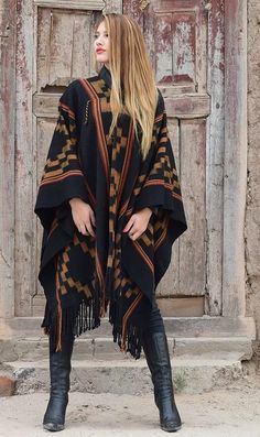 FAMILIA Southwestern Clothing, Countryside Outfit, Mode Country, Poncho Outfit, Cowgirl Style Outfits, Winter Poncho, Outfits Con Jeans