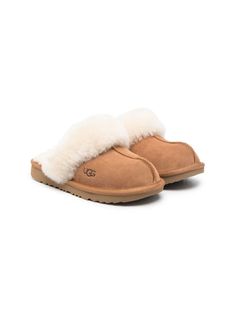 light brown/cream white calf leather embossed logo to the side round toe slip-on style branded insole shearling lining flat rubber sole Cute Uggs, Slippers Brown, Pretty Sneakers, Ugg Kids, Dr Shoes, Trendy Shoes Sneakers, Preppy Shoes, Pretty Shoes Sneakers, Shoe Wishlist