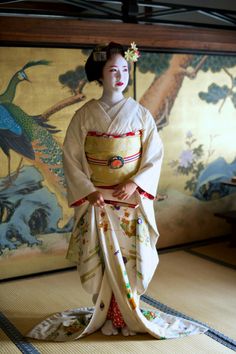 Maiko Kimihiro Maiko Kimono, Kyoto Kimono, Kimono Geisha, Kabuki Costume, Temple Photo, Kyoto Japan Travel, Japanese Costume, Japanese Room, Kimono Japan