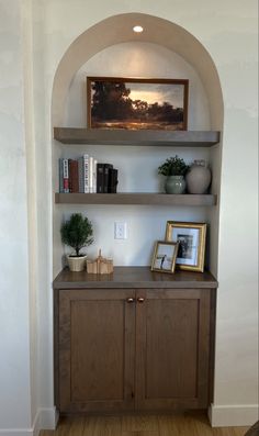 Arch cabinet wood Arch Dinning Room, Art Alcove Wall Niches, Hallway Wall Niche, Built In Arch In Wall, Arch Cupboard Design, Arch Shelf In Wall Built Ins, Arch Built In Cabinet, Arch Alcove Ideas Living Rooms, Arched Linen Closet