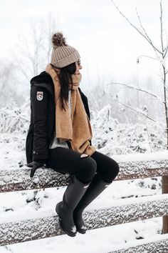 Snow Day Outfit | Styling Hunter Boots | Camel Scarf | Parka | Winter Gear Hunter Snow Boots Outfit, Casual Winter Hunting Outerwear, Hunter Boots Winter Outfit Snow, Duck Boots Snow, H&m Snow Boots, Photo Ski, Snow Fall, Outfit Styling