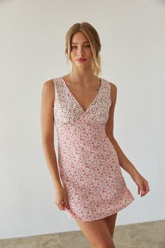 front view | pink ditsy floral mini slip dress | casual summer mini dress | pink-image American Threads Dress, Black Graduation Dress, Ditsy Floral Pattern, Fresh As A Daisy, American Threads, Summer Mini Dress, Aesthetic Floral, Red Bodycon, Floral Slip Dress