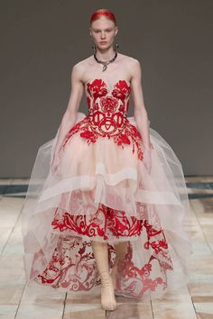 Alexander Mcqueen Ready To Wear, Sarah Burton, Mcqueen Fashion, Runway Dresses, Mothers Dresses, Illustration Inspiration, Fashion Week Spring, Fashion Classy