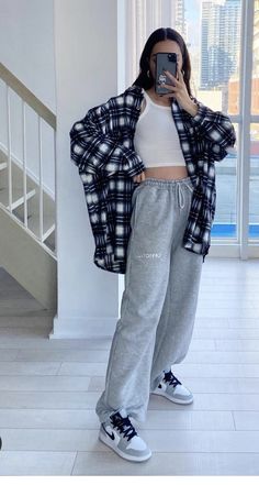 Flanel Outfit Aesthetic, How To Style Gray Sweatpants, Stylish Sweatpants Outfits, Gray Sweatpants Outfit, 2piece Outfits, Flannel Outfits, Oufits Casual, Pajama Outfits, Stay Weird