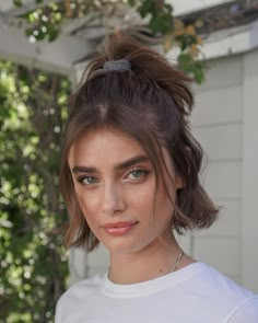 Chin Length Hair Curly Short Wavy Hairstyles, Hairstyles On Bob Hair, Short Hair Bangs Square Face, Womens Very Short Haircut, Bob Hairstyles Accessories, Celebrities With Bobs, Short Hair With Middle Part, Messy Bob Hairstyles For Thick Hair, Side Part Hairstyles Short Hair