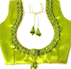 Modern Blouse Designs Saree, Blouse Design For Wedding, Blouse Designs Latest Back Side, New Style Blouse Design, Deep Neck Design, Blouse Neck Design, Chudithar Neck Designs, Latest Blouse Design, Chanderi Dress