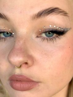 Silver Gem Makeup, Black Euphoria Makeup, Glitter Eyeliner Looks, Eye Makeup With Pearls, Hslot Makeup, Makeup Looks With Rhinestones, Make Up With Gems, Eye Makeup With Rhinestones, Rhinestone Eyeliner