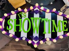 a sign that says it's showtime on the side of a table