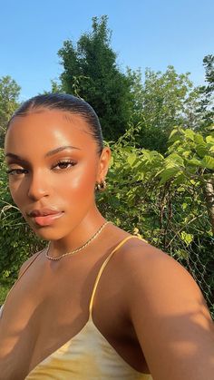 Soft Natural Glowy Makeup, Summer Glowy Makeup Looks, Glow Makeup Natural, Glowy Makeup Bronze, Soft Nature Aesthetic, Very Natural Makeup Look, Bronzy Glowy Makeup, Glowy Makeup Routine, Clean Girl Aesthetic Makeup