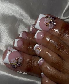 Toes With Flowers, Nail Flower, Gold Acrylic Nails, Makeup Nails Designs, Gel Toe Nails, Acrylic Toes, Long Acrylic Nail Designs