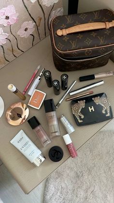 Minimalist Makeup Bag, Fancy Makeup, Makeup To Buy, Beauty Skin Care Routine, Girls Makeup, Makeup Vanity