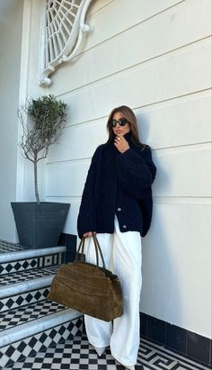 The old money aesthetic is a surefire way to add a touch of sophistication and elegance to your style – so here are the 7 best old money outfits for fall. #scandinavian #style #outfit Navy Cardigan Outfit, The Old Money Aesthetic, Olivia Dunne, Coachella Outfits, Trendy Date Night Outfit, Old Money Outfits, Sun Dress Casual, How To Look Expensive, Casual Turtleneck