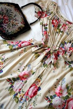 Vintage to the V!!!! Love this floral dress and embroidered handbag Classy Mom, Modest Floral Dress, Vintage Florals, Granny Chic, Cabbage Roses, Cooler Look, Peasant Dress, Floral Fashion, Moda Vintage