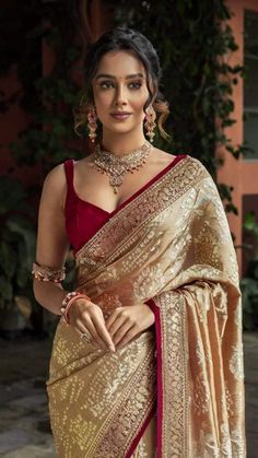 Bridal Sarees For Wedding Indian, Girlish Sarees Indian Weddings, Elegant Saree Party Wear Indian Weddings, Gold Saree Look, Reception Saree For Bride Sister, Elegant Saree Look For Wedding, Indian Wedding Saree For Bride, Saree Outfit For Wedding, Bride Saree Wedding