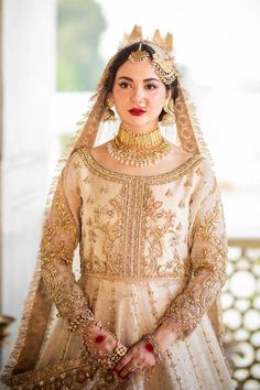 White and Golden Lehenga Frock Pakistani Wedding Dresses is an embellished piece that gives you a magnificent appearance at your wedding. Fast Shipping White And Golden Lehenga, Lehenga Frock, Frock Pakistani, Bridal Frock, Golden Lehenga, Anarkali Frock, Raw Silk Lehenga