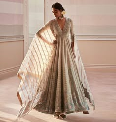 Kalidar Anarkali, Traditional Indian Outfits, Indian Gowns Dresses, Tarun Tahiliani, Indian Gowns, Designer Party Wear Dresses