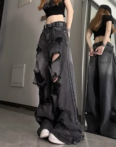 Sneakers Black Women Outfit, Acubi Fashion Jeans, Txt Fashion, Stylish Jeans Outfit, High Waist Denim Pants, Pants Ripped, Ripped Jeans Women, Fashion Chingu, Stylish Fall Outfits