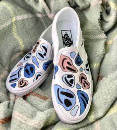 Trippy Shoes Art, Diy Vans Shoes Paint, White Canvas Shoes Painting, Things To Paint On Shoes Easy, Diy White Vans Design, Vans Shoes Custom Ideas, Hand Painted Vans Slip On, Shoe Drawing Ideas Vans