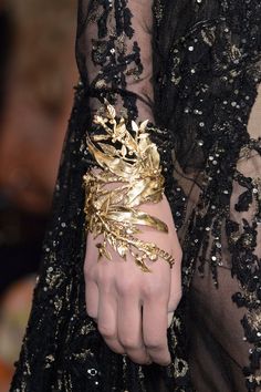 Elie Saab Couture Fall 2015. Oh my goodness I love it! This filigree designed… Elie Saab Couture, Black Gold Jewelry, Gold Cuffs, Hand Jewelry, Diy Schmuck, Fall 2015, Elie Saab