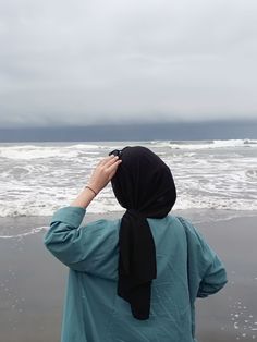 Ootd Kulot, Fashion Muslimah, Instagram Profile Pic, Ootd Poses, Beach Instagram Pictures, Hijab Aesthetic, Hijabi Aesthetic, Muslimah Aesthetic