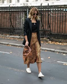 Printed Skirt Outfit, Rok Outfit, Midi Skirt Outfit, Blazer Outfit, Skirt And Sneakers