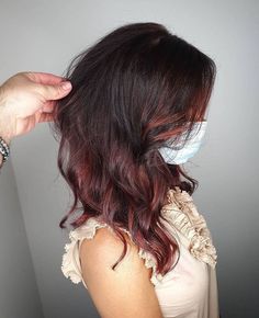 Is there anything sweeter than this delicious cherry brown balayage by Estílo Parrucchieri Matera? We're obsessed with the subtle pop of deep mahogany. Cherry Brown Balayage, Plum Burgundy Hair, What Is Balayage, Light Brown Balayage, Ash Brown Balayage, Caramel Blonde Hair, Dark Brown Balayage, Plum Hair