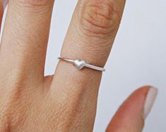 Anillo del corazón de Dainty anillo del corazón de plata | Etsy Silver Minimalist Heart Promise Ring, Minimalist White Ring For Valentine's Day, Elegant Everyday Silver Heart Ring, Delicate Silver Heart Promise Ring, Minimalist Sterling Silver Heart Ring For Anniversary, Dainty Everyday Heart-shaped Rings, Delicate Heart Charm Ring As Gift, Simple Tiny Heart Ring For Anniversary, Silver Open Heart Minimalist Rings