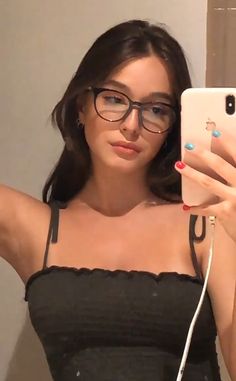 Glasses Aesthetic Oval Face, Specs For Oval Face, Women With Glasses Aesthetic, Round Face Glasses Women, Glasses Inspo Oval Face, Cute Girls With Glasses Aesthetic, Cute Glasses Frames For Round Faces, Oval Face Glasses Woman, Glasses On Women