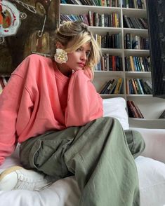 Street Style Parisian, Fall Winter Wardrobe, Green Pants, Pink Outfit, Mode Inspiration, Looks Vintage