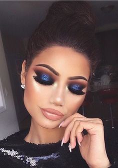 Trucco Glam, Trucco Smokey Eye, Maquillage On Fleek, Beauty Make-up, Blue Eyeshadow, Eye Makeup Tips, Blue Makeup, Blue Eye Makeup