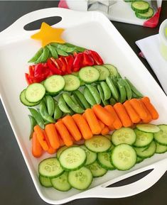 vegetables arranged in the shape of a christmas tree