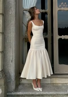 Parisian Chic Dress, New Western Dresses 2023, Elegant Outfits For Women Casual, Feminine Soft Outfits, Wedding Dinner Rehearsal Outfit, Graduation Project Outfit, Hoco Dress Inspo Aesthetic, Apricot Dress Outfit, Wedding Exit Outfit Ideas