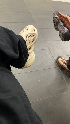 Yeezy Foam, Skin Images, Yeezy Foams, Cargo Pants Outfit, Insta Photo Ideas, Outfit Idea, Shoe Game, Pants Outfit